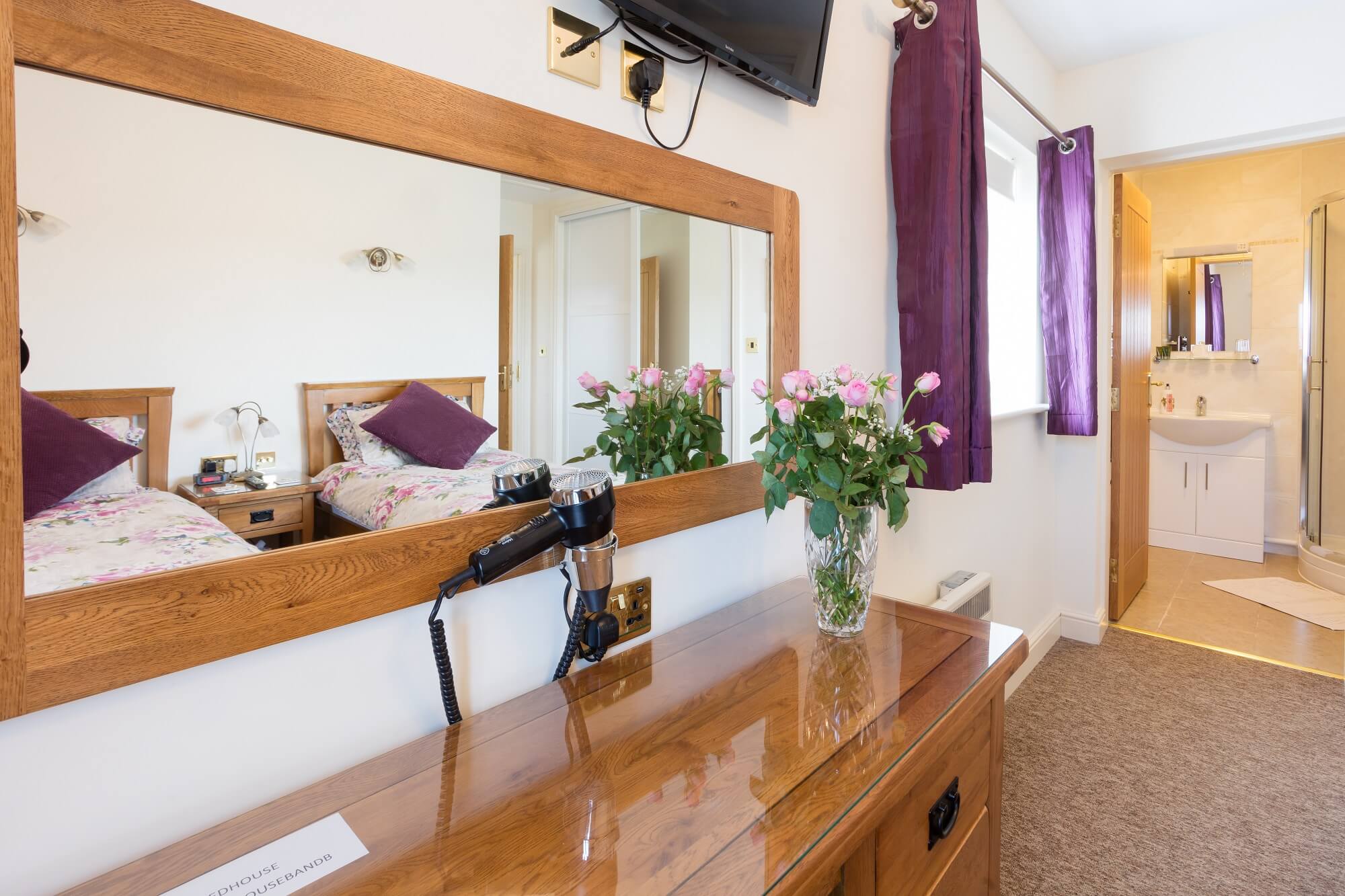 En suite in Suite 2, a room in Redhouse Farm Bed & Breakfast, Lincolnshire